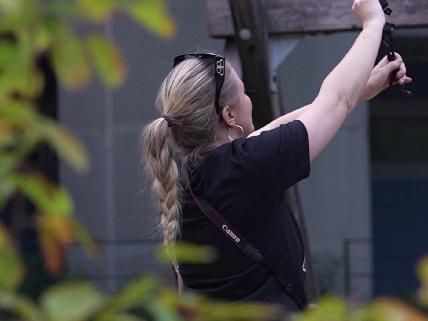 Teammedlem som riggar en kamera mot en husvägg
