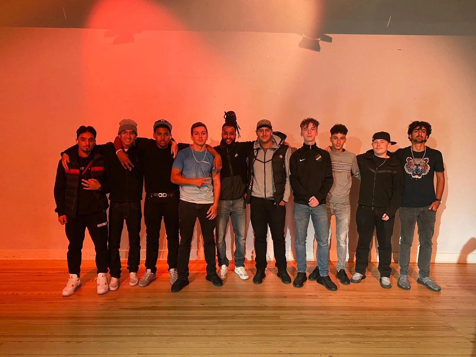 Grupp deltagare i rött scenljus