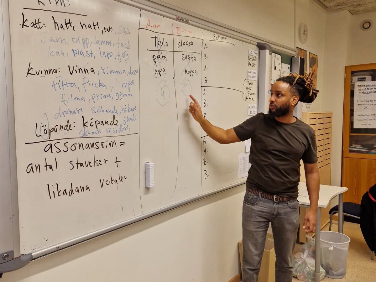 Genomgång av rim och assonans på whiteboard under en skrivworkshop